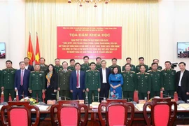 Bộ trưởng Bộ Quốc phòng Phan Văn Giang và các đại biểu dự hội thảo. (Ảnh: Trọng Đức/TTXVN)