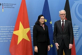Thứ trưởng Bộ Công Thương Phan Thị Thắng và Quốc vụ khanh Bộ Kinh tế và Bảo vệ khí hậu liên bang Đức Udo Philipp. (Ảnh: Phương Hoa/TTXVN)