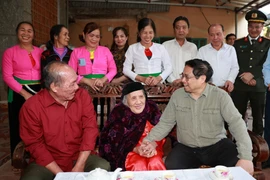 Thủ tướng Phạm Minh Chính thăm Mẹ Việt Nam Anh hùng Nguyễn Thị Chố, sinh năm 1926, có 2 con là liệt sỹ. (Ảnh: Dương Giang/TTXVN)