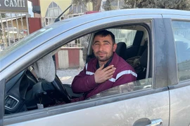 Người dân Thổ Nhĩ Kỳ cảm kích khi thấy đoàn đoàn công tác cứu hộ, cứu nạn của Quân đội nhân dân Việt Nam. (Ảnh: Hải Linh/TTXVN)