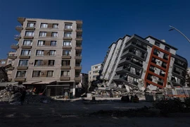Những tòa nhà bị hư hại sau động đất ở Antakya, tỉnh Hatay, Thổ Nhĩ Kỳ. (Ảnh: AFP/TTXVN)