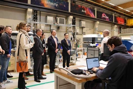 Đại sứ Nguyễn Văn Thảo, Phó Thủ hiến - Bộ trưởng Kinh tế và Ngoại thương Vùng Wallonia, ông Willy Borsus cùng các đại biểu thăm xưởng sản xuất máy móc điều trị ung thư của công ty IBA. (Ảnh: Hương Giang/Vietnam+)