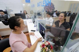 Khách hàng giao dịch tại Hội sở BVSC. (Ảnh: Trần Việt/TTXVN)
