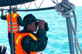 Cán bộ chiến sỹ Đồn Biên phòng Hòn Chuối ra biển tìm kiếm cứu hộ, cứu nạn trên biển. (Nguồn: CTV Biên phòng)