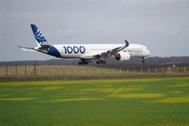 Máy bay A350-1000 của hãng Airbus tại sân bay Chateauroux, Pháp. (Ảnh: AFP/TTXVN)