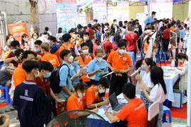 Người lao động, thanh niên và sinh viên tìm việc làm tại chương trình “Tiếp sức người lao động và Sàn giao dịch việc làm” năm 2022. (Ảnh: Thanh Vũ/TTXVN)