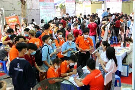 Người lao động, thanh niên và sinh viên tìm việc làm tại chương trình “Tiếp sức người lao động và Sàn giao dịch việc làm” năm 2022. (Ảnh: Thanh Vũ/TTXVN)