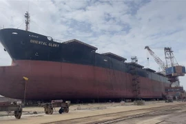 Tàu ORIENTAL GLORY, nơi xảy ra vụ nổ khiến 8 công nhân bị thương. (Ảnh: TTXVN phát)