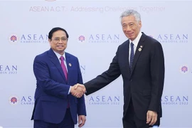 Thủ tướng Phạm Minh Chính gặp Thủ tướng Singapore Lý Hiển Long bên lề Hội nghị Cấp cao ASEAN lần thứ 40, 41. (Ảnh: Dương Giang/TTXVN)