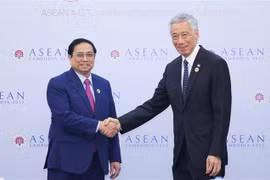 Thủ tướng Phạm Minh Chính gặp Thủ tướng Singapore Lý Hiển Long bên lề Hội nghị Cấp cao ASEAN lần thứ 40, 41. (Ảnh: Dương Giang/TTXVN)
