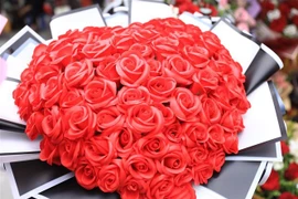 Một bó hồng kết hình trái tim. (Ảnh: Hoàng Hiếu/TTXVN)