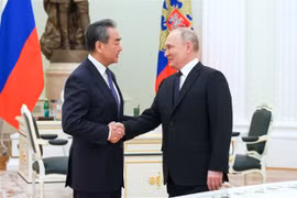 Tổng thống Nga Vladimir Putin (phải) và Chủ nhiệm Văn phòng Ủy ban Công tác Đối ngoại Trung ương Đảng Cộng sản Trung Quốc Vương Nghị tại cuộc gặp ở Moskva, Nga. (Ảnh: AFP/TTXVN)