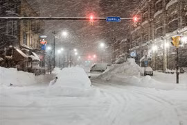 Tuyết rơi dày đặc tại Buffalo, New York, Mỹ. (Ảnh: AFP/TTXVN)