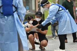 Một điểm xét nghiệm COVID-19 tại Seoul, Hàn Quốc. (Ảnh: AFP/TTXVN)