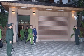 Khám xét và bắt Giám đốc Công ty cổ phần đăng kiểm Bắc Kạn. (Ảnh TTXVN phát)