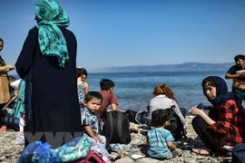 Người di cư Afghanistan vượt biển Aegea vào đảo Lesbos của Hy Lạp từ Thổ Nhĩ Kỳ. (Ảnh: Getty Images/TTXVN)