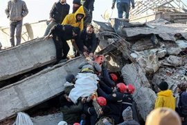 Lực lượng cứu hộ giải cứu nạn nhân khỏi đống đổ nát sau trận động đất ở Kahramanmaras, Thổ Nhĩ Kỳ. (Ảnh: AFP/TTXVN)