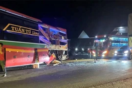 Hiện trường khu vực xảy ra va chạm xe khách với xe tải. (Ảnh: TTXVN phát)