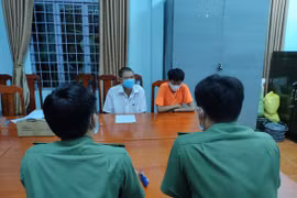 P.T (áo cam) cùng người giám hộ làm việc với Công an tỉnh Lâm Đồng - Ảnh: CACC