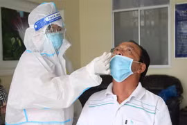 Lấy mẫu xét nghiệm COVID-19. (Nguồn: TTXVN)