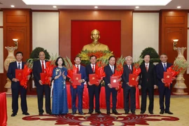 Ông Võ Văn Thưởng, Ủy viên Bộ Chính trị, Thường trực Ban Bí thư và bà Trương Thị Mai, Uỷ viên Bộ Chính trị, Bí thư Trung ương Đảng, Trưởng Ban Tổ chức Trung ương trao quyết định cho các Ủy viên Trung ương Đảng khóa XII nghỉ chế độ. (Ảnh: Phương Hoa/TTXVN)