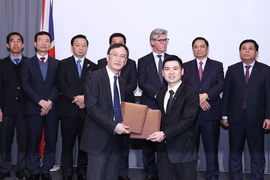 Thủ tướng Chính phủ Phạm Minh Chính chứng kiến Lễ trao biên bản hợp tác giữa các doanh nghiệp Việt Nam và Anh. (Ảnh: Dương Giang/TTXVN)