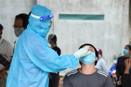 Lấy mẫu xét nghiệm COVID-19. (Nguồn: TTXVN)