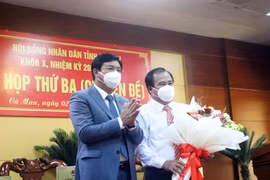 Bí thư Tỉnh ủy, Chủ tịch Hội đồng Nhân dân tỉnh Cà Mau Nguyễn Tiến Hải tặng hoa chúc mừng ông Nguyễn Minh Luân được bầu giữ chức Phó Chủ tịch UBND tỉnh Cà Mau, nhiệm kỳ 2021-2026. (Ảnh: Huỳnh Anh/TTXVN)