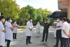 Đoàn công tác của Bộ Y tế kiểm tra công tác phòng, chống dịch tại Bệnh viên Đa khoa tỉnh Hưng Yên. (Ảnh: Đinh Tuấn/TTXVN)