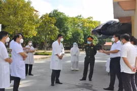Đoàn công tác của Bộ Y tế kiểm tra công tác phòng, chống dịch tại Bệnh viên Đa khoa tỉnh Hưng Yên. (Ảnh: Đinh Tuấn/TTXVN)