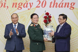 Chủ tịch nước Nguyễn Xuân Phúc và Thủ tướng Phạm Minh Chính tặng lưu niệm cho Đại tướng Ngô Xuân Lịch, nguyên Ủy viên Bộ Chính trị, Bộ trưởng Bộ Quốc phòng. (Ảnh: Dương Giang/TTXVN)