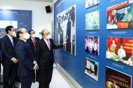 Chủ tịch nước Nguyễn Xuân Phúc thăm Phòng truyền thống của Trường Đại học Sư phạm Hà Nội. (Ảnh: Phạm Kiên/TTXVN)