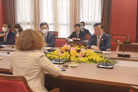 Ông Đinh Tiến Dũng, Ủy viên Bộ Chính trị, Bí thư Thành ủy Hà Nội tiếp bà Carolyn Turk, Giám đốc quốc gia Ngân hàng Thế giới (WB) tại Việt Nam. (Ảnh: Phương Anh/TTXVN)