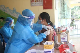 Tiêm vaccine ngừa COVID-19. (Nguồn: TTXVN)