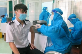 Tiêm vaccine phòng COVID-19 cho học sinh các trường trung học phổ thông của tỉnh Phú Yên. (Ảnh: Xuân Triệu/TTXVN)