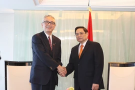 Thủ tướng Phạm Minh Chính tiếp lãnh đạo Tập đoàn Dược phẩm Shionogi. (Ảnh: Dương Giang/TTXVN)