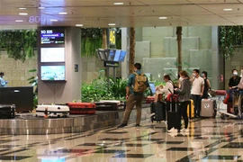 Hành khách tại sân bay quốc tế Changi, Singapore. (Ảnh: THX/TTXVN)