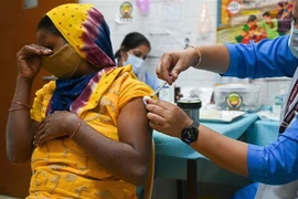 Nhân viên y tế tiêm vaccine ngừa COVID-19 cho người dân tại New Delhi, Ấn Độ. (Ảnh: AFP/TTXVN)