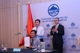 Quang cảnh Lễ ký kết thỏa thuận trực tuyến tài trợ gói thiết bị bảo quản lạnh giữa Tổ chức Năng suất châu Á (AP0) và UBND tỉnh Phú Yên. (Ảnh: Phạm Cường/TTXVN)