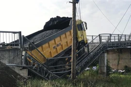 Nhịp dẫn phía mố B cầu dây văng Bình Phong Thạnh bắc qua sông Vàm Cỏ Tây bị sụp đổ, hư hỏng hoàn toàn. (Ảnh: Thanh Bình/TTXVN)