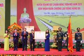 Phó Chủ tịch nước Võ Thị Ánh Xuân trao Huân chương lao động hạng Ba cho Đảng bộ, chính quyền và nhân dân huyện Yên Mô. (Ảnh: Đức Phương/TTXVN)