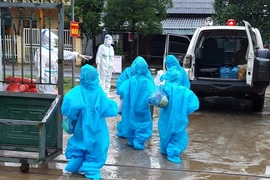 Học sinh trường Phổ thông Dân tộc bán trú Tiểu học xã Thuận Hòa (huyện Vị Xuyên) dương tính với SARS-CoV-2 qua xét nghiệm RT-PCR được các y bác sỹ đưa đi cách ly tập trung. (Ảnh: TTXVN phát)