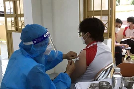 Tiêm vaccine ngừa COVID-19 ở Kon Tum. (Nguồn: TTXVN)