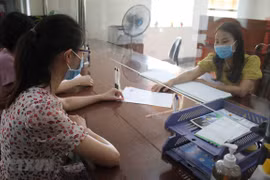 Người dân làm thủ tục nộp thuế. (Ảnh minh họa. Nguồn: TTXVN)
