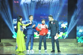 Giao lưu với vận động viên Nguyễn Thị Thu Nhi vô địch thế giới hạng mini-flyweight Boxing Thế giới (WBO). (Ảnh: Minh Đức/TTXVN)