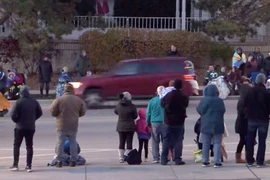 Chiếc xe lao vào đoàn người diễu hành. (Nguồn: Facebook)