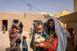 Phụ nữ và trẻ em sơ tán tránh xung đột tại tỉnh Helmand, Afghanistan. (Ảnh: AFP/TTXVN)