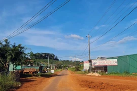 Nhiều hộ dân lấn chiếm đất, làm nhà kiên cố trong cụm công nghiệp . (Ảnh: Hưng Thịnh/Vietnam+)