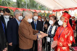 Tổng Bí thư Nguyễn Phú Trọng và các đại biểu đến dự Ngày hội Đại đoàn kết toàn dân tộc tại thôn 5, xã Yên Sở, huyện Hoài Đức. (Ảnh: Trí Dũng/TTXVN)
