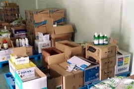 Số tang vật được lực lượng chức năng phát hiện, tạm giữ. (Ảnh: TTXVN phát)